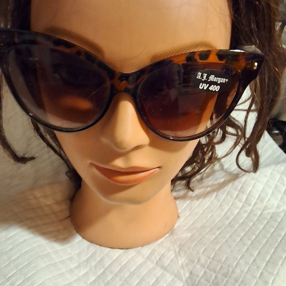 AJ. Morgan Tortoise Shell cat eye sunglasses NWT - Picture 9 of 9